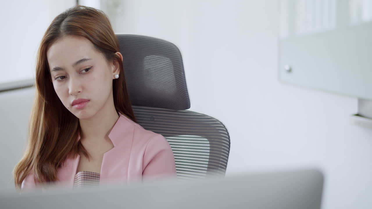 A female boss in an office expresses dissatisfaction with the outcome of an online meeting. The work is unorganized and does not meet expectations.