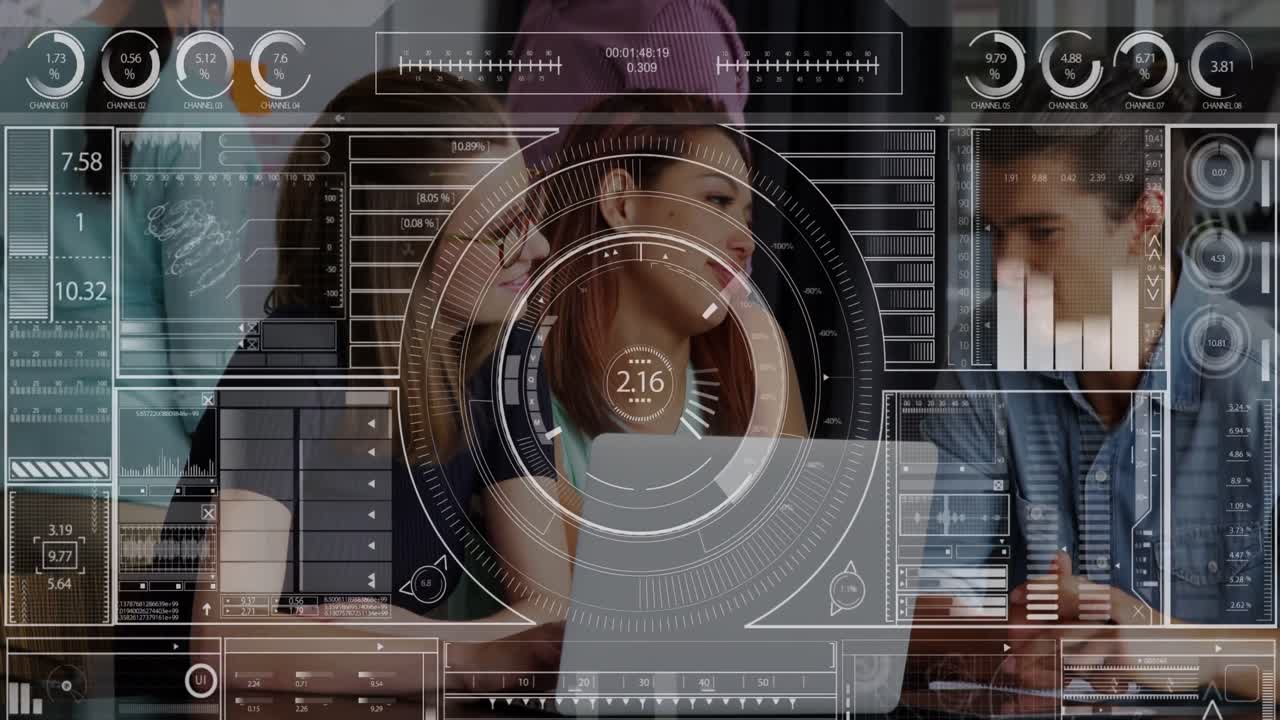 animación de pantalla digital con datos diversos sobre diversas mujeres y hombres compañeros de trabajo en la oficina