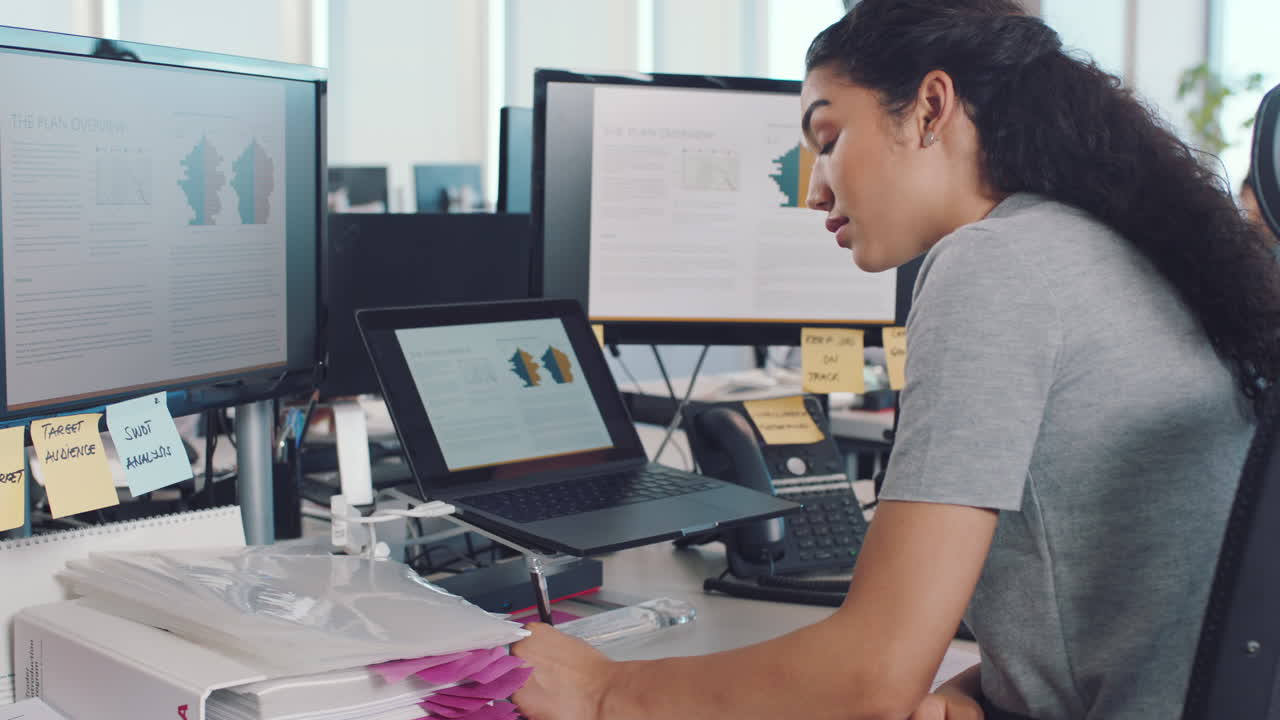 análisis de datos, computadora o escritura de una mujer de negocios