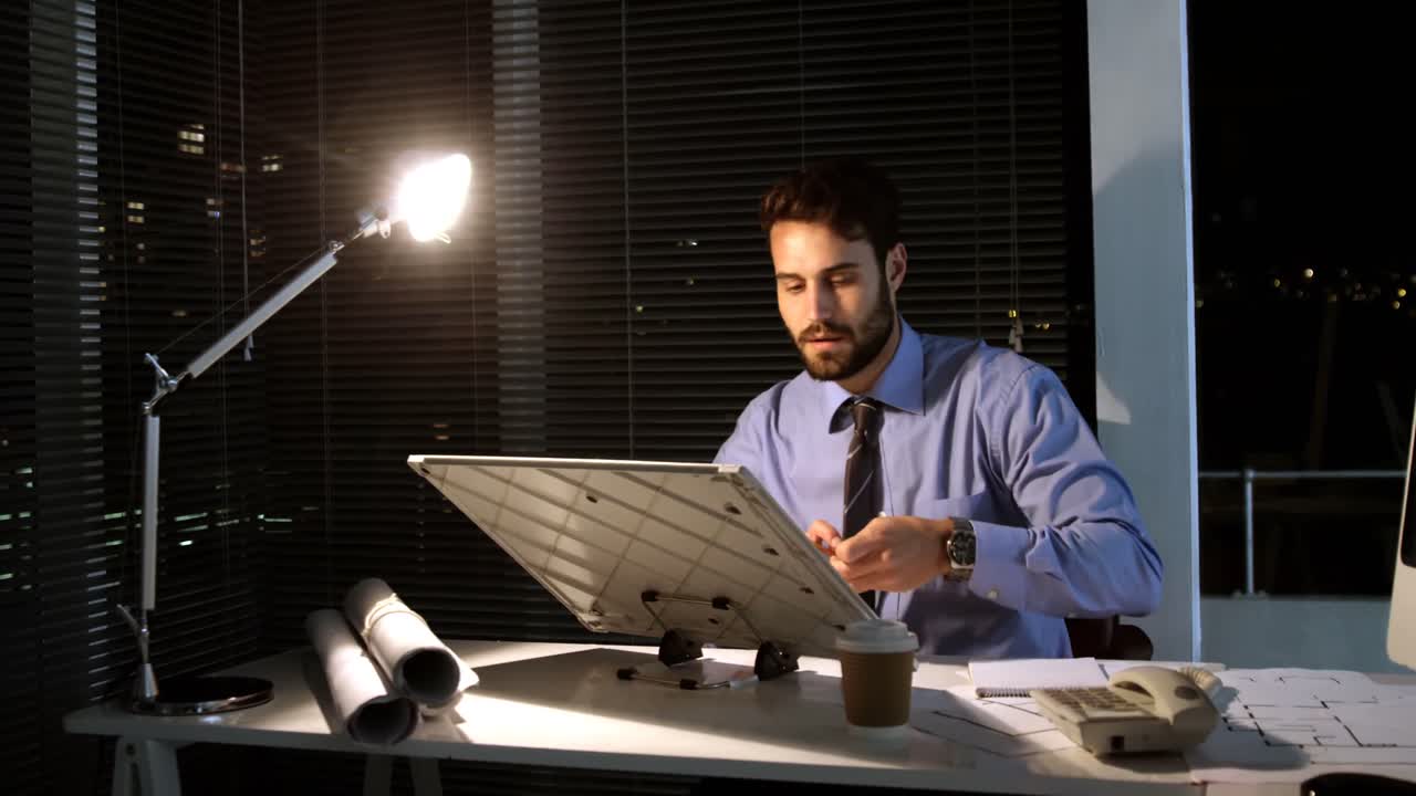 hombre de negocios trabajando hasta tarde en la noche
