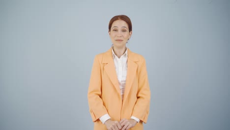 사업가 여성이 놀라서 카메라를 쳐다보고 있습니다.