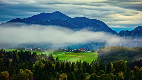 Lapso-De-Tiempo-De-Nubes-Volando-Sobre-El-Pueblo-De-Attersee-Adornado-Por-Montañas,-Bosques