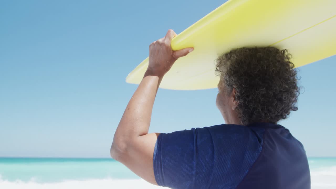 서핑 보드를 들고 있는 고령 여성