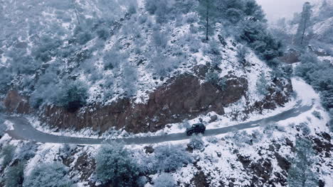 Jeep-Conduciendo-Fuera-De-La-Carretera-En-Un-Acantilado-En-Una-Tormenta-De-Nieve