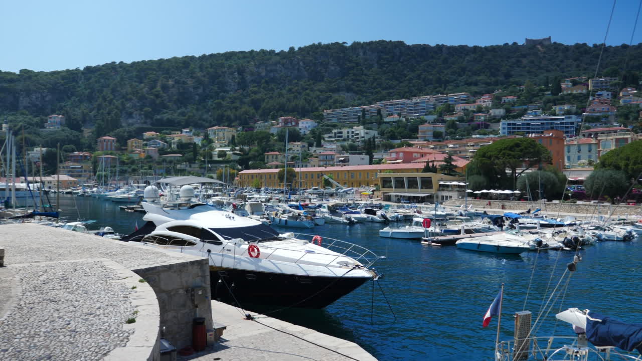 Yacht e barche nel porto turistico di Villefranche-Sur-Mer, panoramica verso destra