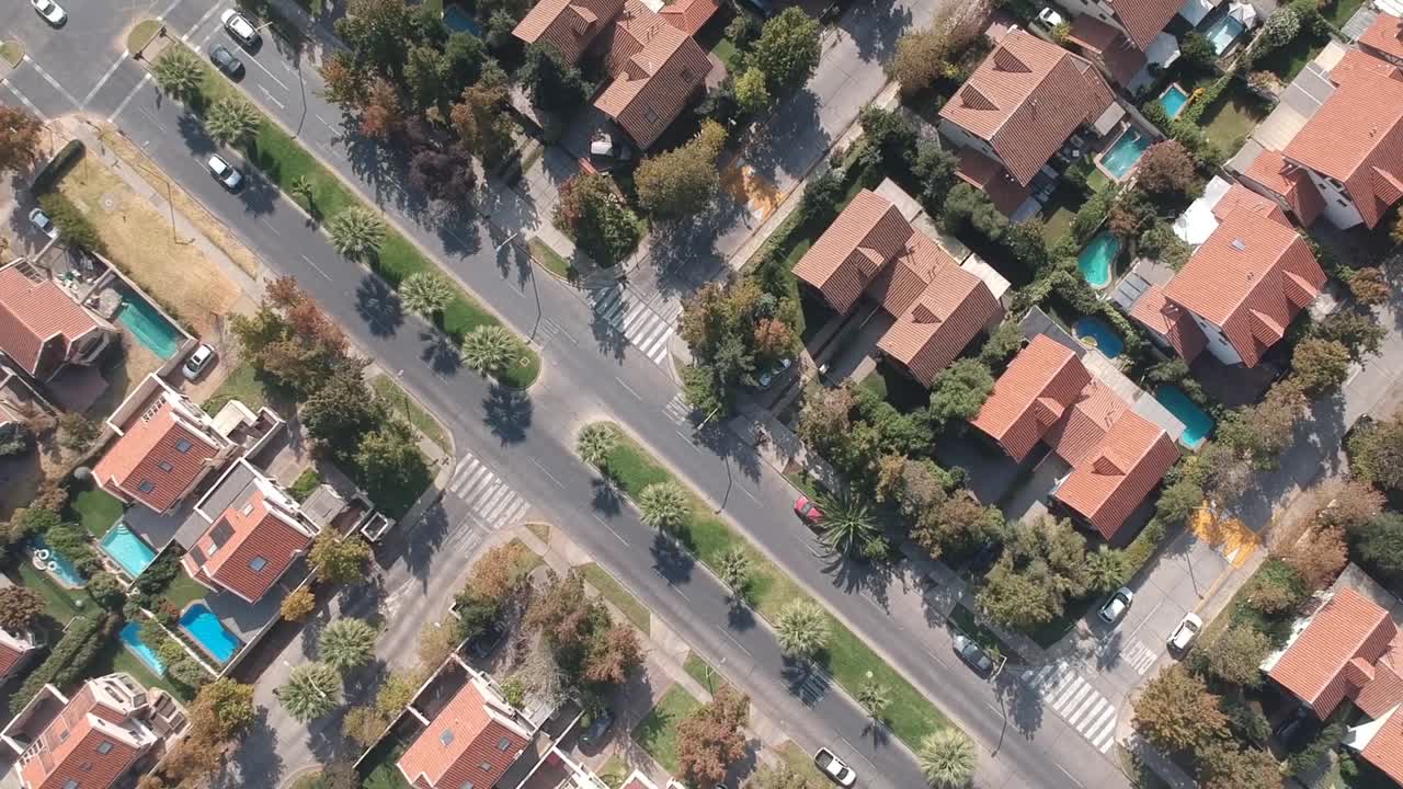 toma aérea de 360 drones de intersección en zona residencial