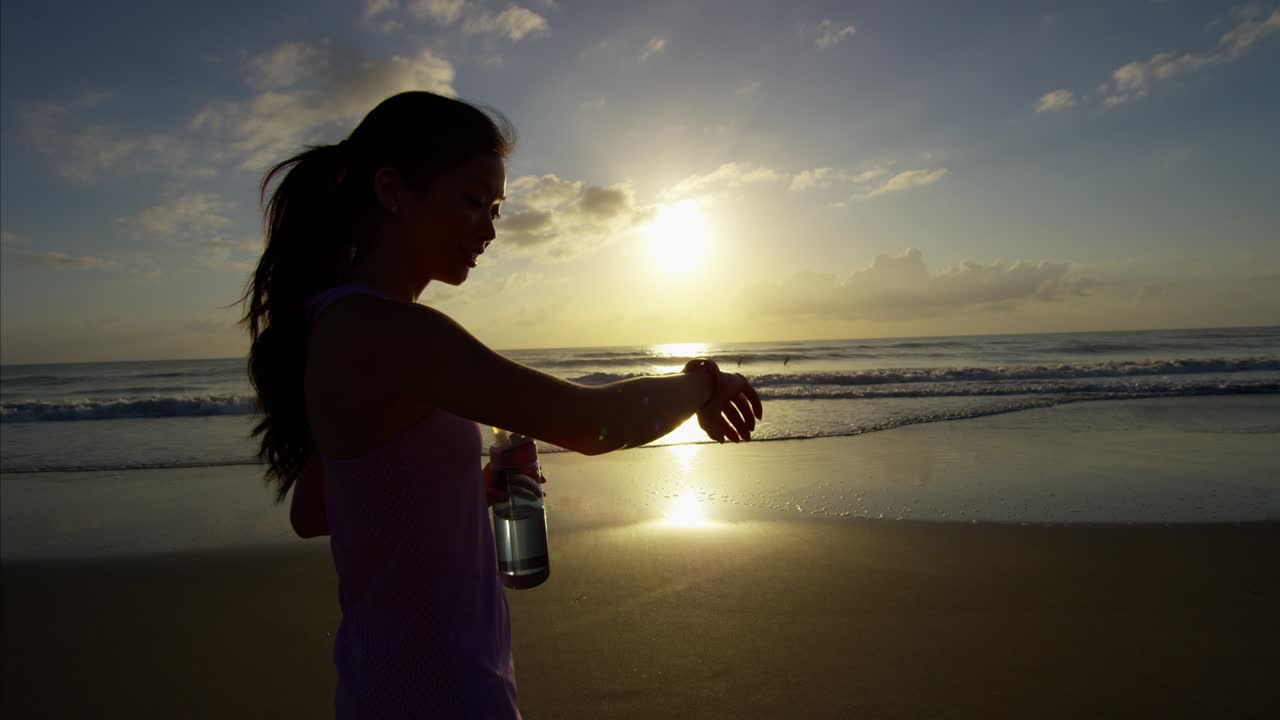 착용 가능한 기술을 가진 민족 여성은 빛에서 편안하게