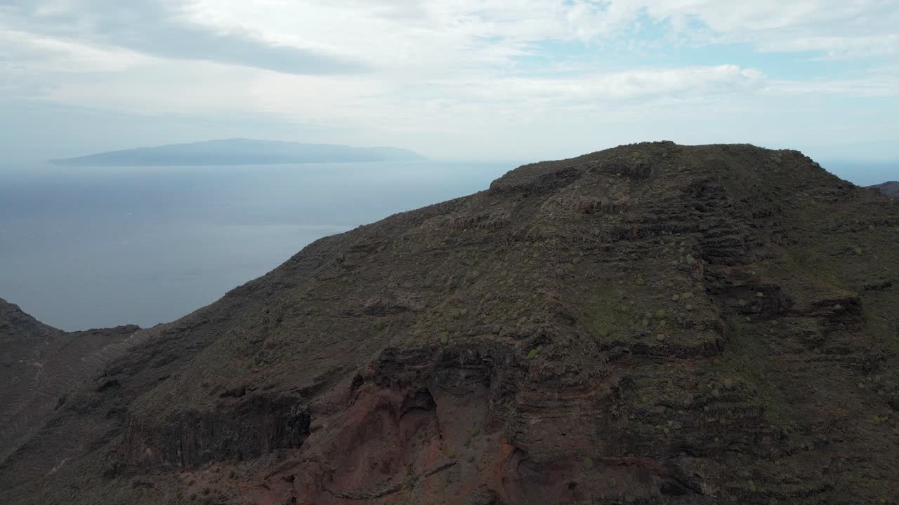 Ripresa in ascesa con drone della splendida montagna di Anaga che si affaccia sull'acqua in Spagna