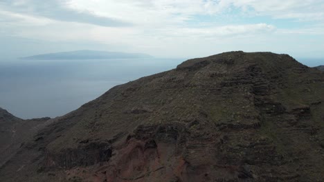 tiro de dron en aumento de la hermosa montaña de anaga con vistas al agua en españa
