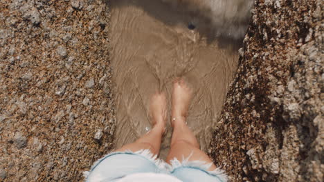 Oben:-Füße,-Wellen,-Die-Sanft-Planschen.-Frau-Steht-Barfuß-Am-Strand-Und-Genießt-Den-Sommerurlaub