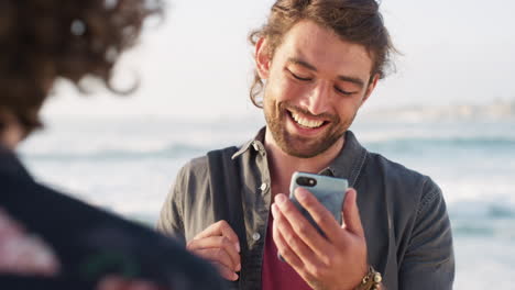 hombres, vínculo o foto de teléfono en la playa en el viaje