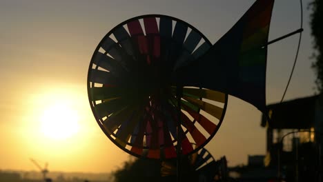 colorido rodillo girando por el viento al atardecer en 4k cámara lenta 60 fps