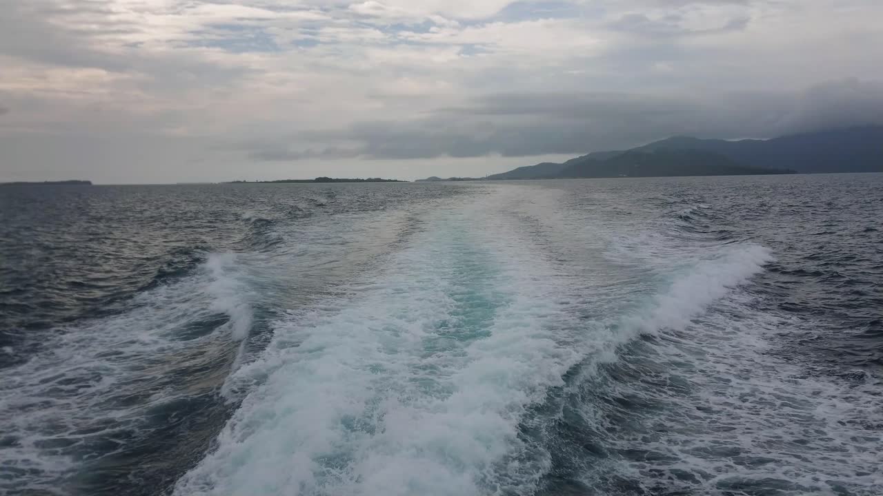 모터보트나 요트로 인한 바다의 파도와 거품, 보트가 움직이는 동안의 움직임