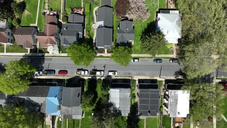 casas grandes con jardín en el área suburbana de la ciudad americana en la primavera