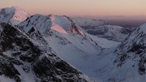 Vista-Aérea-Del-Hermoso-Paisaje-De-La-Montaña-Nevada-De-Noruega-Durante-El-Invierno