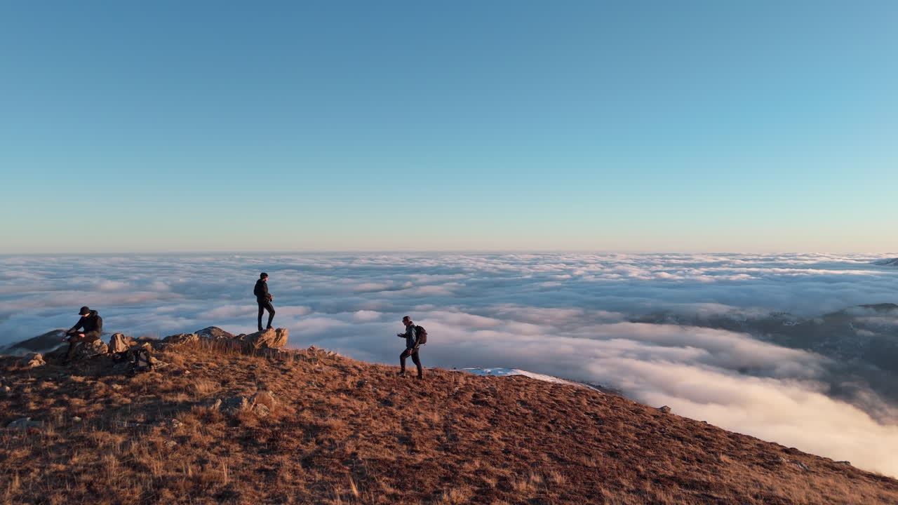 Escursionisti in montagna all'alba, che catturano viste mozzafiato e un'atmosfera serena.