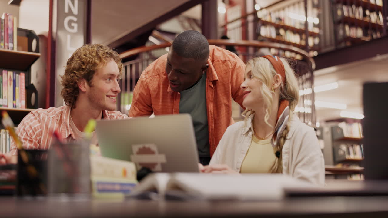 도서관에서 함께 공부하는 학생들