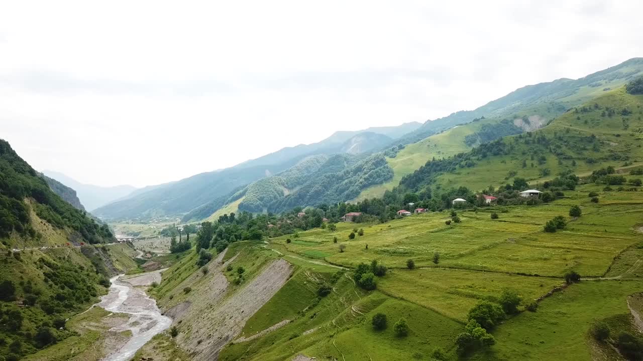 Ripresa aerea di un villaggio nella campagna della Repubblica di Georgia