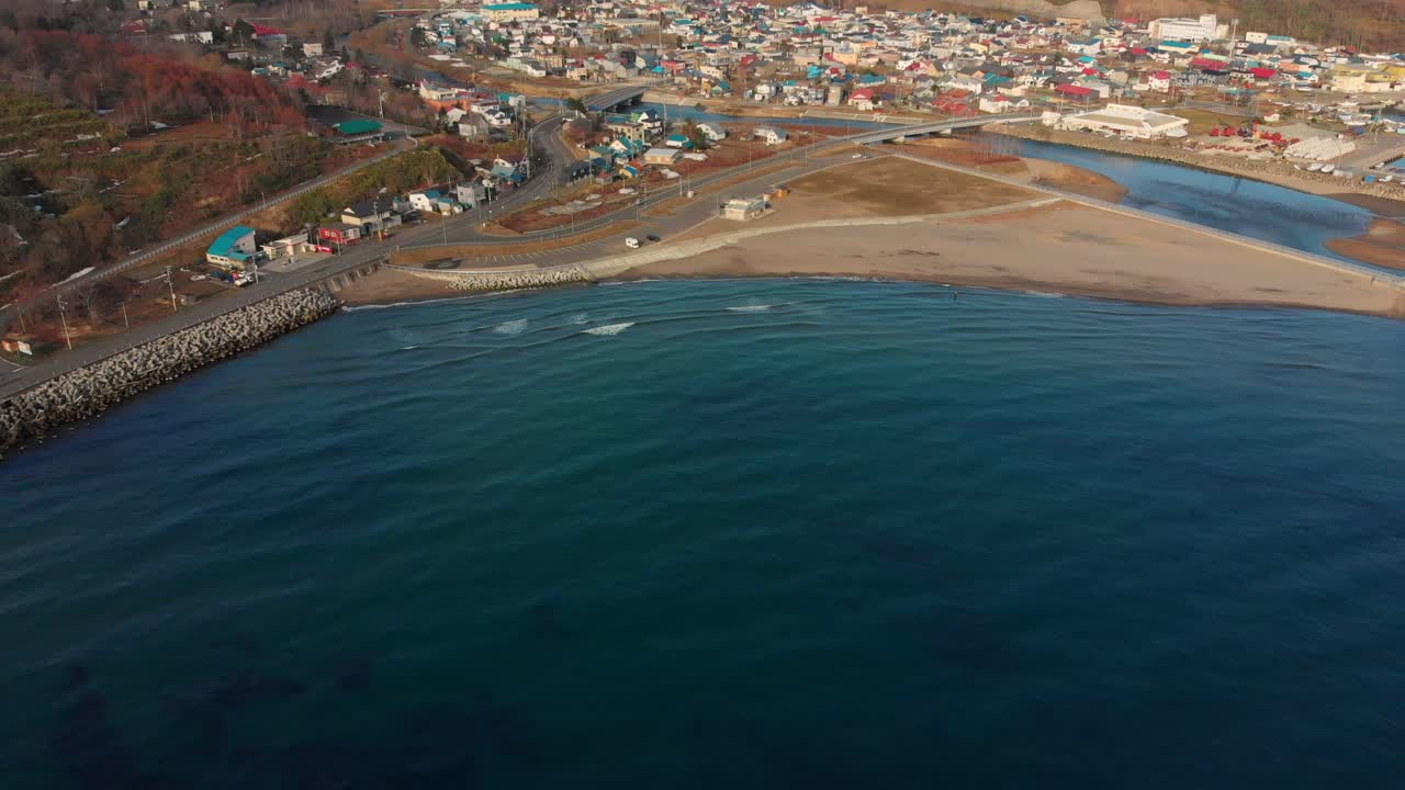 la pequeña ciudad costera de shakotan en hokkaido, japón