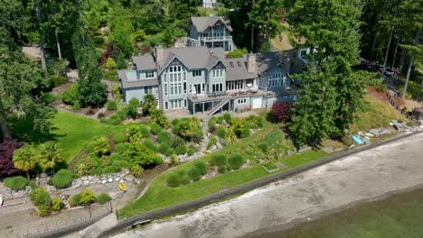 Luftaufnahme-Eines-Herrenhauses-Am-Wasser-Mit-Blick-Auf-Den-Puget-Sound-Von-Herron-Island