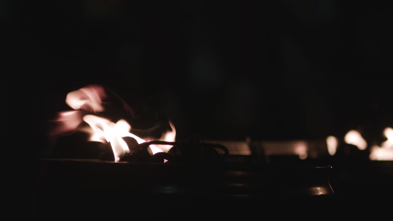 불은 밤에 불바구니 안에서 불타고 있습니다.