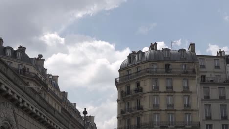 Cámara-Lenta:-Típica-Calle-Parisina-Con-Encantadores-Edificios-Antiguos,-Francia