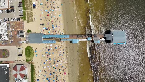 Overhead-Drohnenaufnahme-Des-Alten-Orchard-Pier-An-Der-Küste-Von-Maine