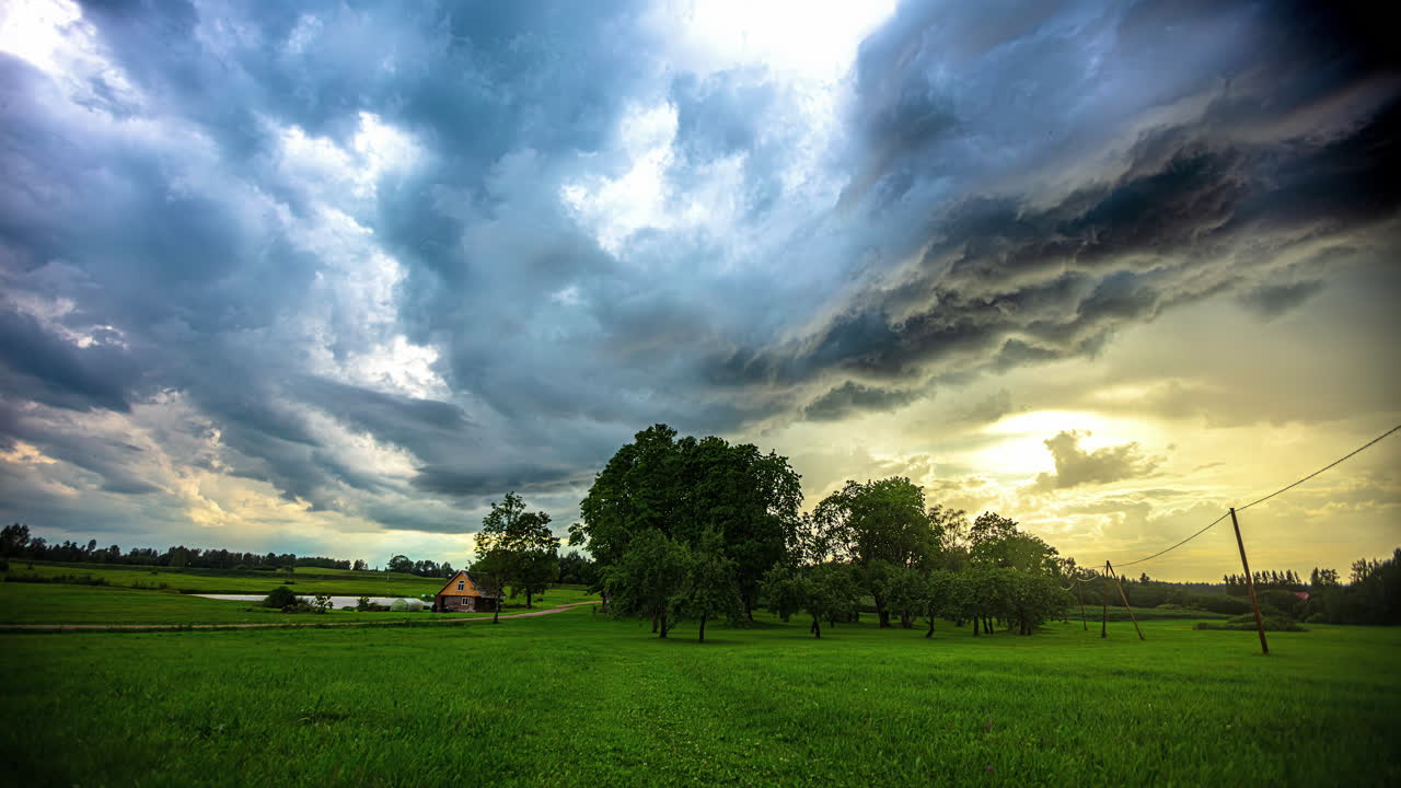해가 지면 극적인 구름 풍경 시간  ⁇ 스와 함께 연못  ⁇ 에 있는 오두막