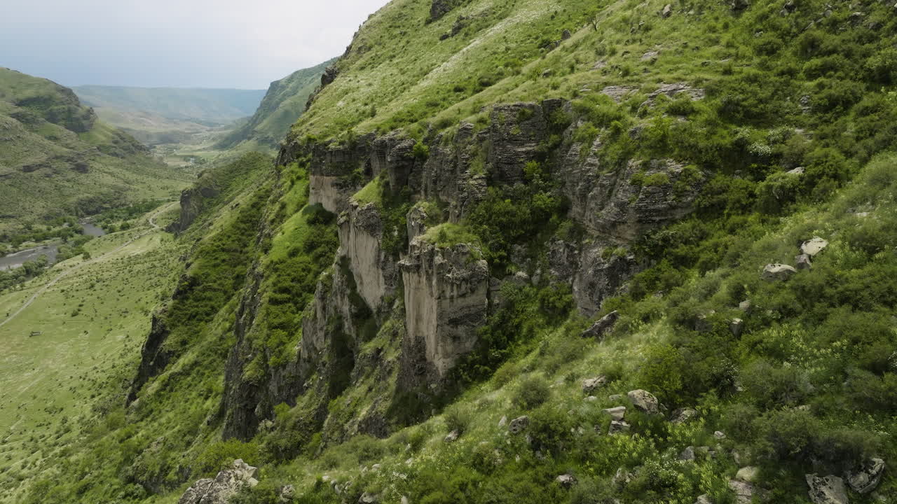 acérquese lentamente a los acantilados de las montañas en el río kura cerca de la fortaleza de khertvisi, georgia