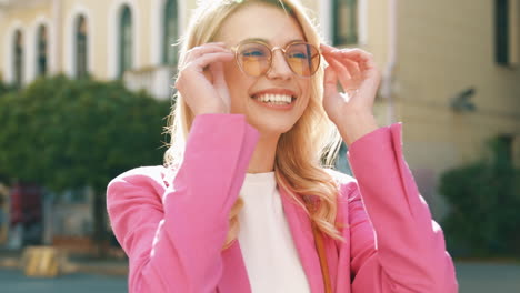 una mujer feliz con una chaqueta rosa.