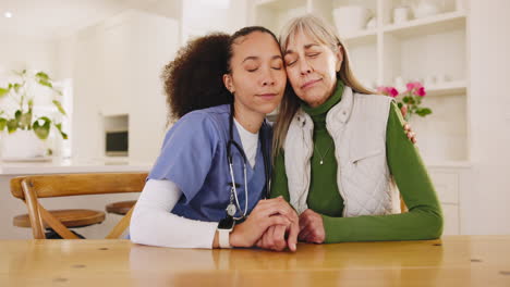 anciano, mujer triste o enfermera con un abrazo