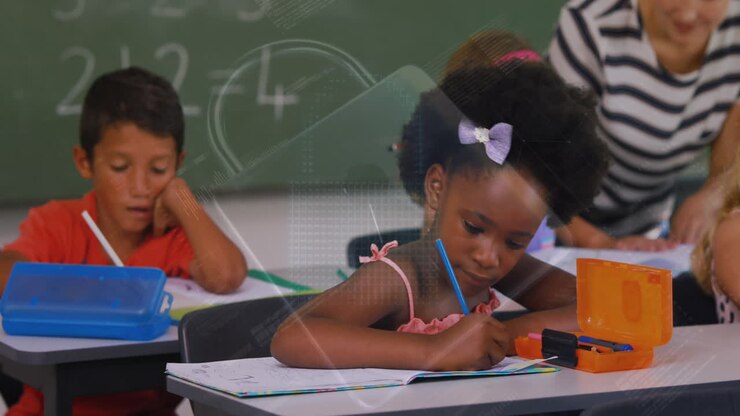 Animação de processamento de dados e cadeado sobre professora caucasiana com alunos diversos