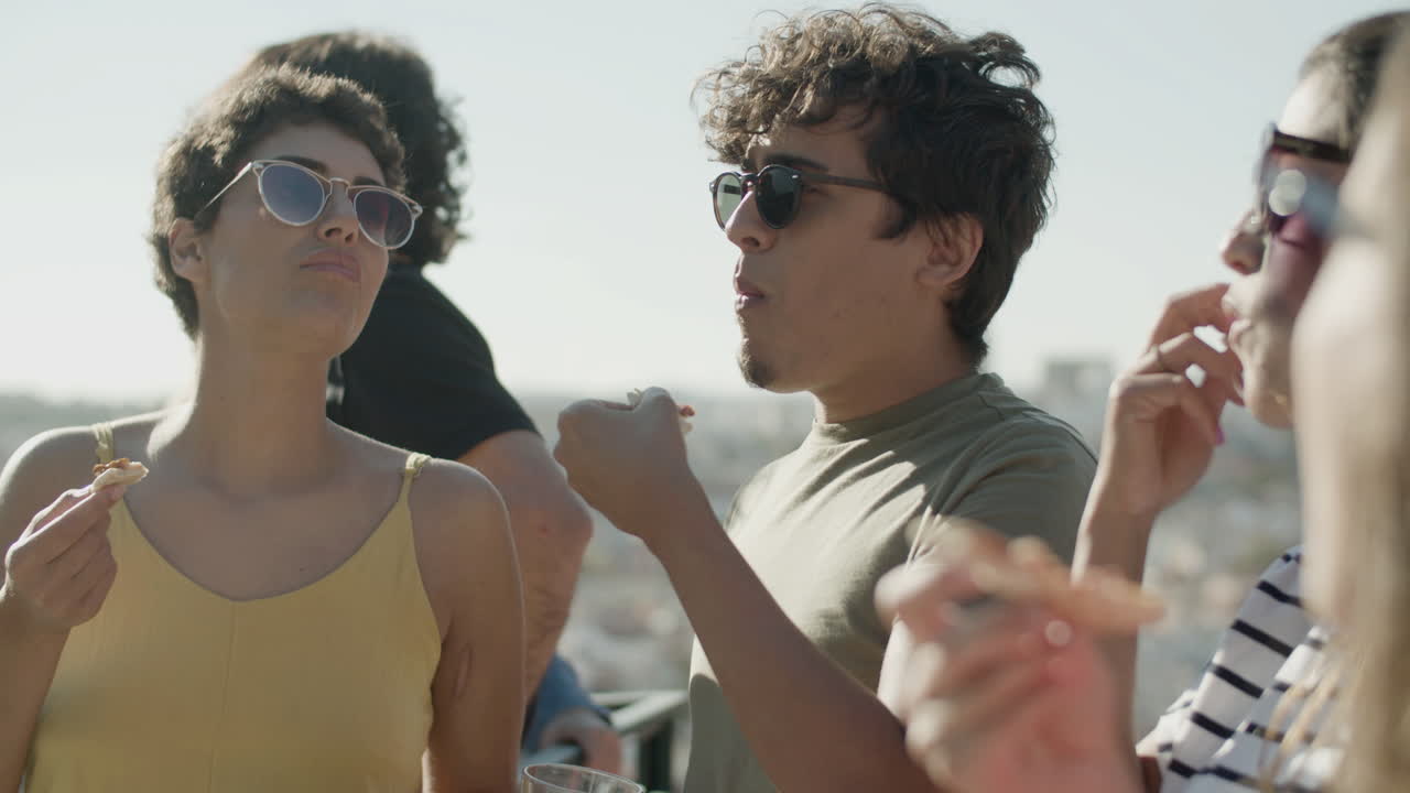 amigos felices disfrutando del sabor de una deliciosa pizza en la azotea