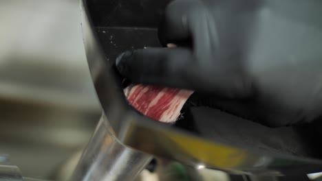 Hinzufügen-Von-Frischem-Rindfleisch-Zur-Schleifmaschine-Zur-Herstellung-Von-Hackfleisch,-Nahaufnahme