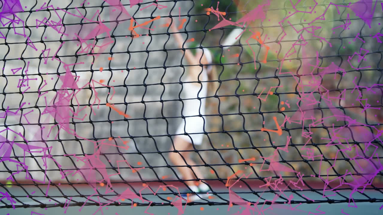 Atleta donna che serve a tennis su un campo che mostra grafici sulla salute con sovrapposizioni geometriche rosa e arancioni