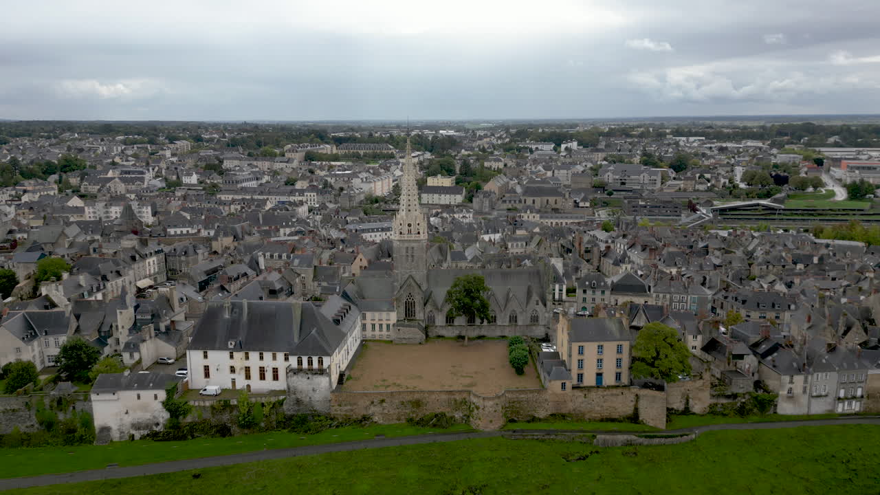 iglesia de notre dame y paisaje urbano, bretaña en francia