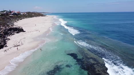 Gente-Disfrutando-De-Un-Día-En-La-Playa,-Marea-Subiendo-A-La-Laguna-Yanchep,-Tomas-Aéreas