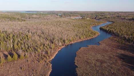 Push-in-Blick-Auf-Den-Drohnenfluss,-Umgeben-Von-Wald-Und-Bäumen,-Zur-Goldenen-Stunde-Im-Hochland05