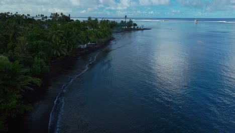 playa teahupoo tahití polinesia francesa avión no tripulado aéreo soleado por la mañana punto faremahora arrecife de coral canal de olas de surf torre juez parís 2024 juegos olímpicos de verano lugar barco cielo azul hacia adelante pan movimiento