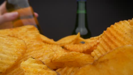 vista hacia adelante de la persona que come papas fritas y bebe cerveza