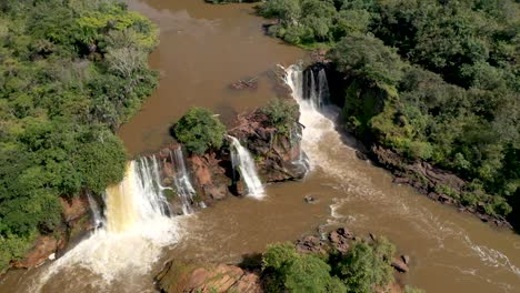 Vista-Aérea-Cascada-Plateada-En-El-Parque-Nacional-Chapada-Das-Mesa