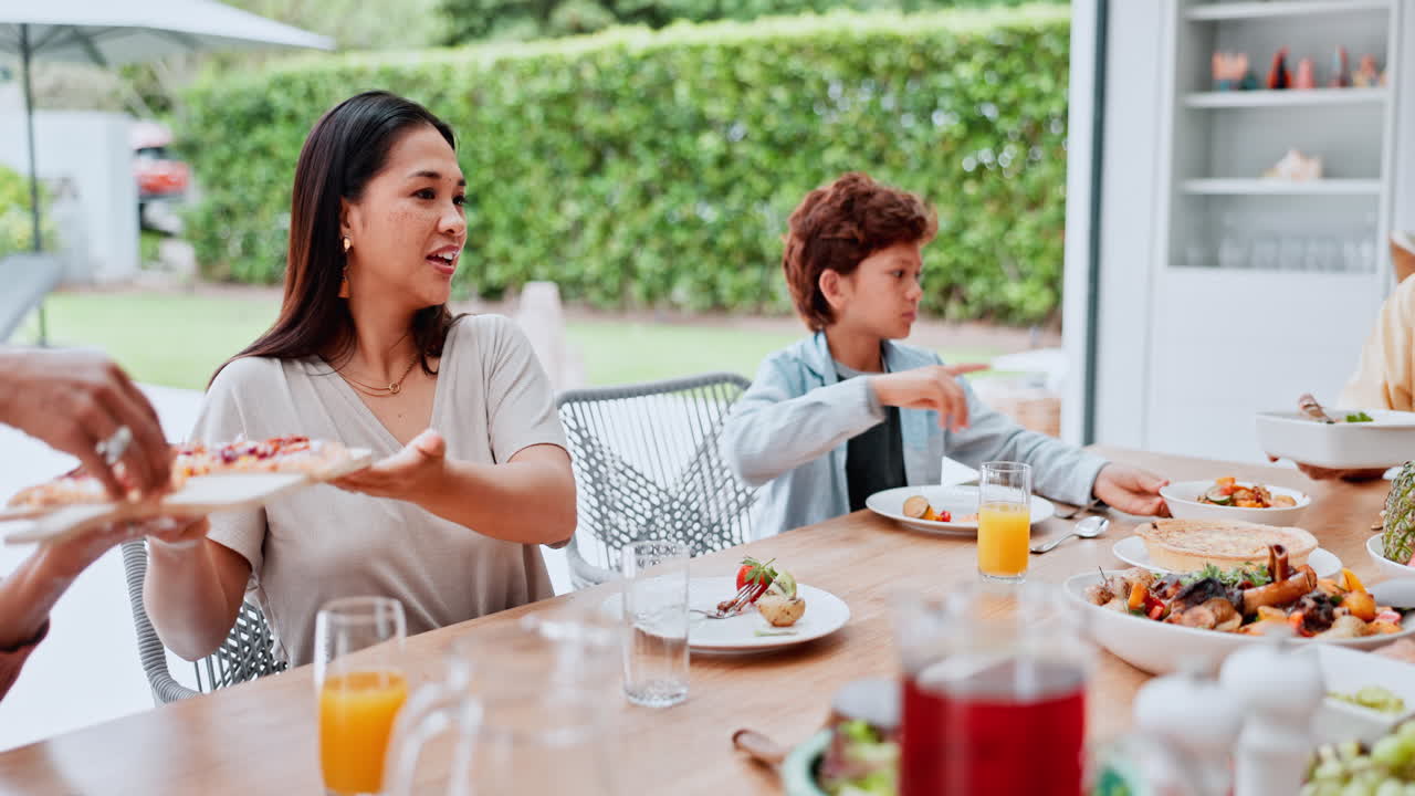 가족, 서비스 및 점심 식탁에 음식