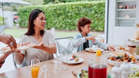 familia, servir y comida en la mesa para el almuerzo
