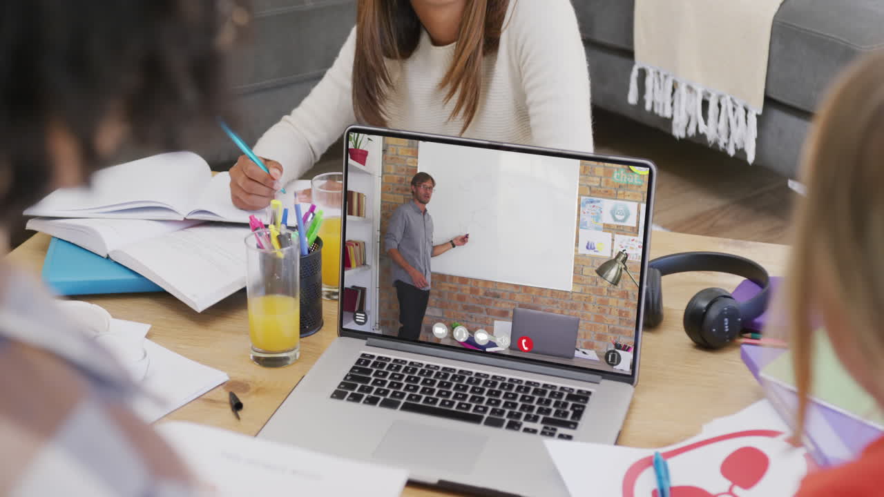 estudiantes diversos usando computadoras portátiles para lecciones en línea con un maestro caucásico en la pantalla