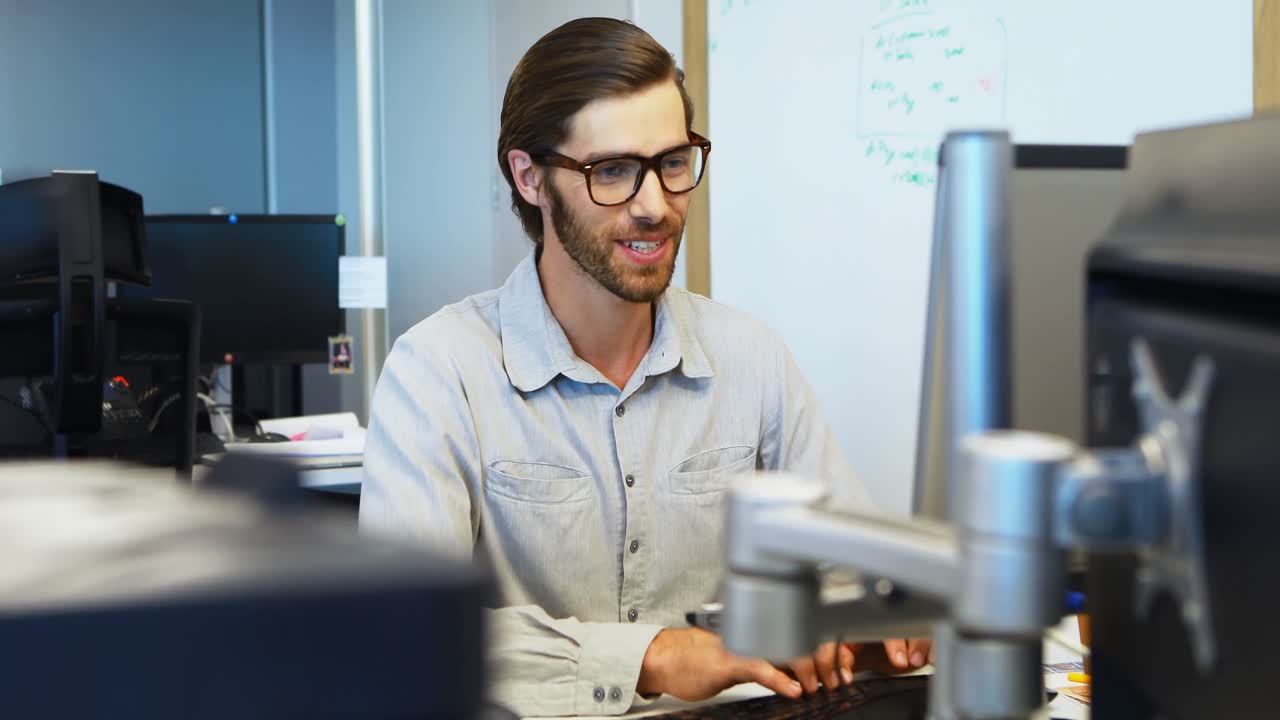 ejecutivo masculino trabajando en la computadora en el escritorio