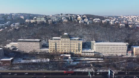 edificio praha cssz en smichov, drone aéreo vista frontal del día soleado, república checa