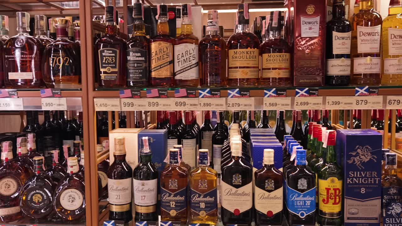 Espositore in un Negozio di Liquori