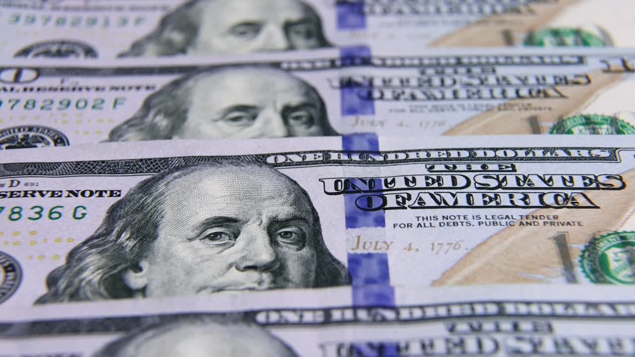 billetes de dólar estadounidense, dinero de papel, moneda de tasa de cambio. billetes de efectivo. el concepto de finanzas e inversión. cien dólares estadounidenses. economía empresarial