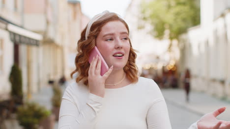 femme heureuse surprise impliquée dans une conversation agréable appel téléphonique de bonnes nouvelles appréciant parler de commérages