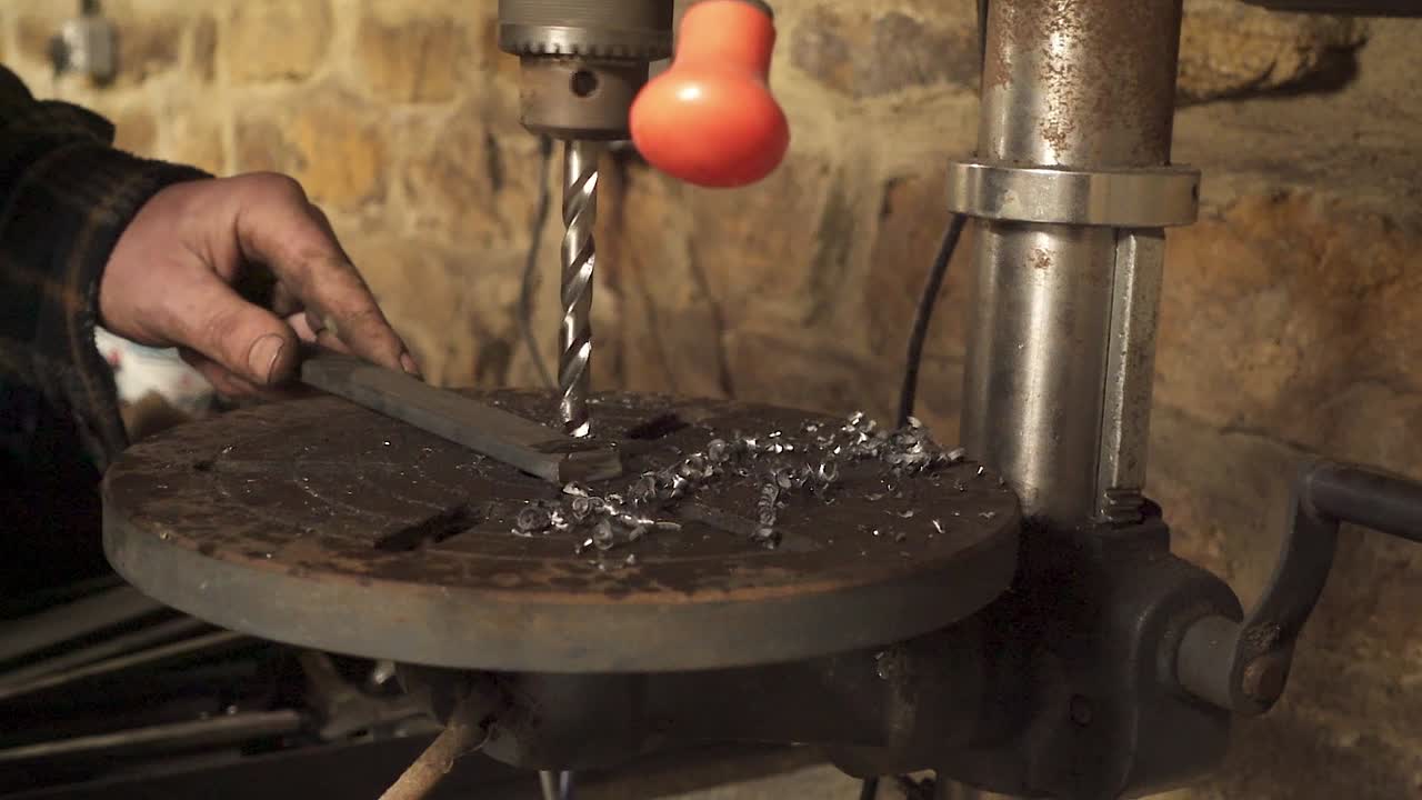 기둥 드릴로 작업하여 다량의 드릴 조각 생성